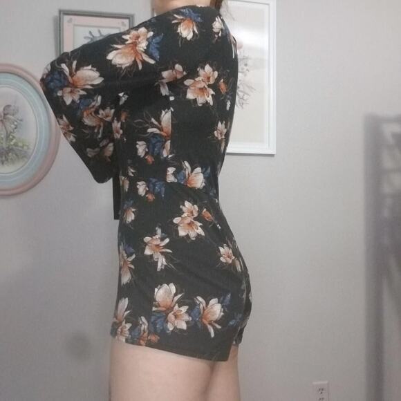NWT Sadie & Sage Black With Peach Blue Floral Long Bell Sleeve Deep-V Romper S - Picture 10 of 13